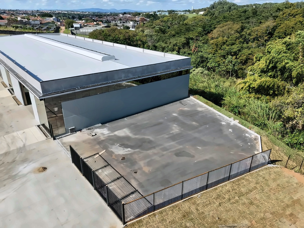 Vista aérea do galpão comercial recém-concluído em Mogi Mirim