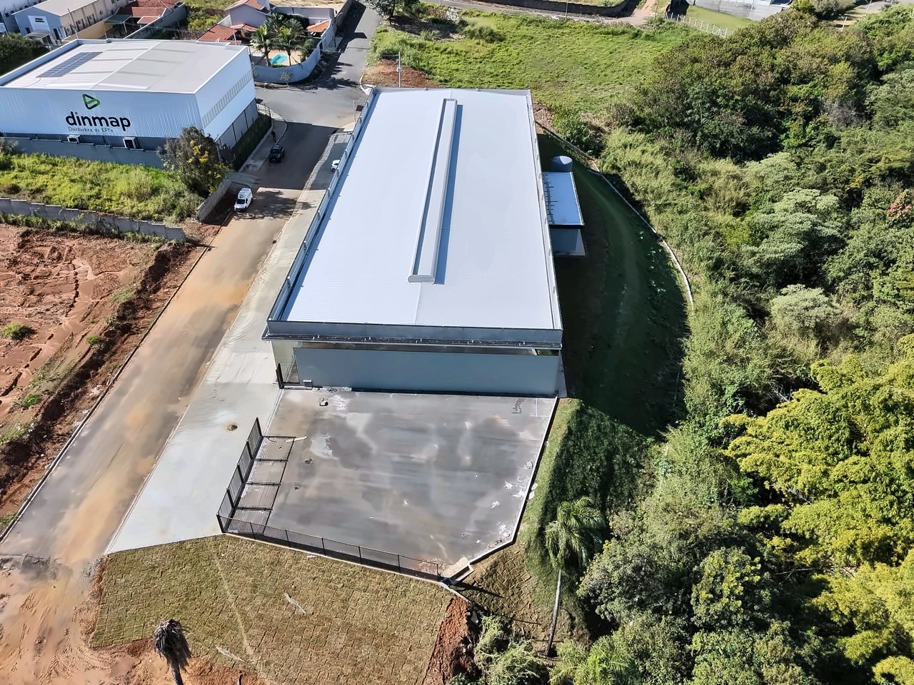 Vista aérea da implantação do galpão comercial no terreno