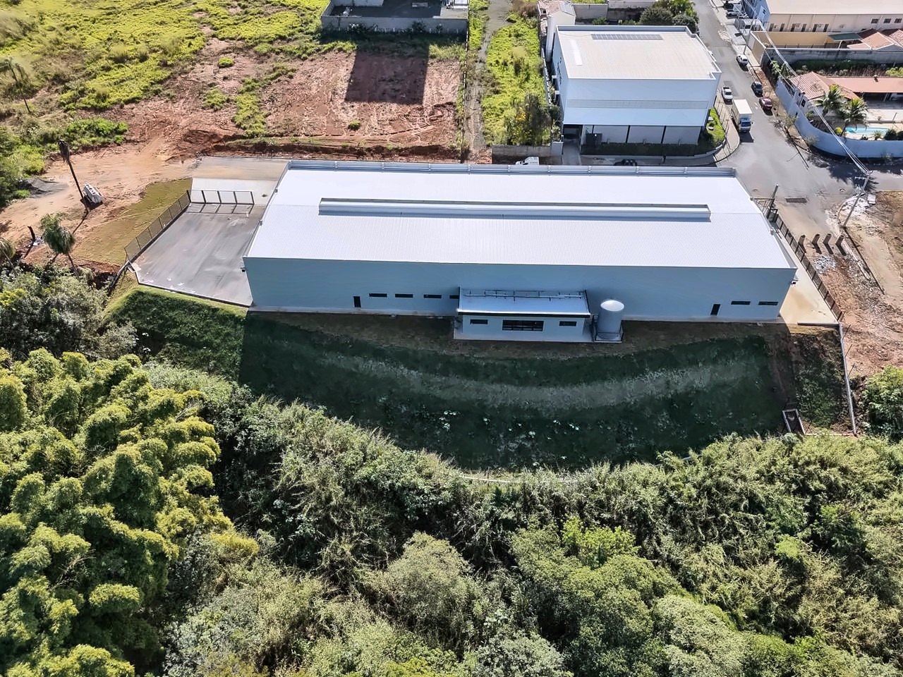 Vista aérea do entorno do galpão comercial em Mogi Mirim