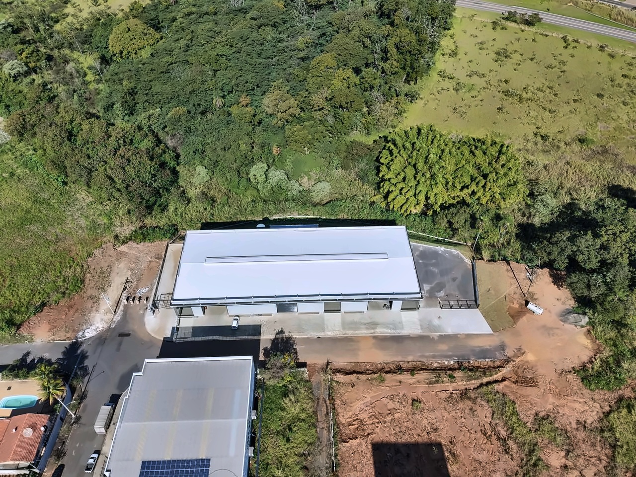 Vista aérea geral do galpão comercial e do entorno próximo