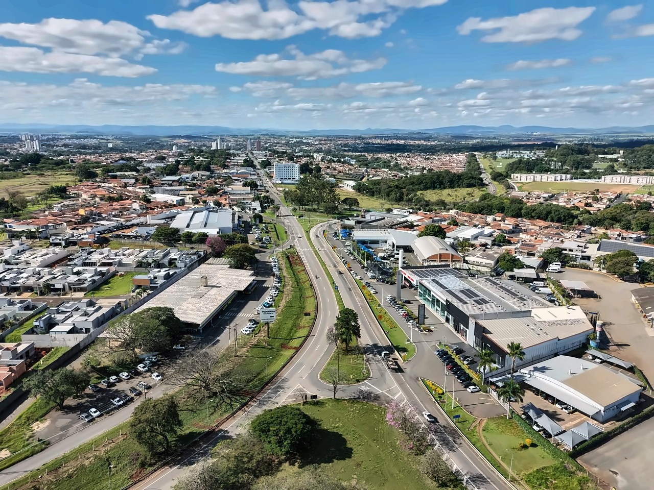 Vista aérea da conexão viária próxima ao galpão comercial