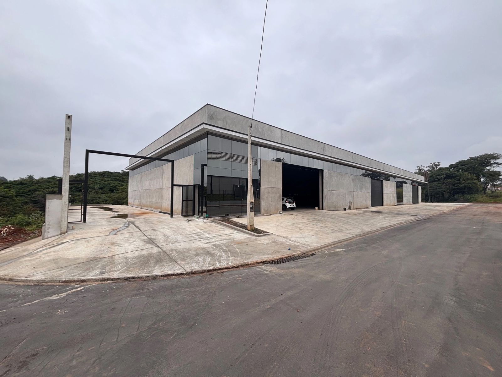 Vista geral da esquina e do acesso ao galpão comercial em Mogi Mirim